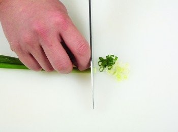 step2: 將青蔥切成0.3cm 厚的粗末。