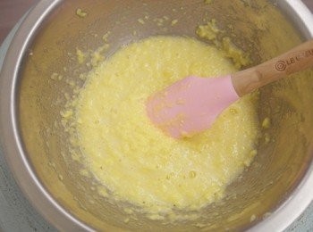 step4: 雞蛋液分三次加入，每加入一次都要拌勻後再加喔 ♪