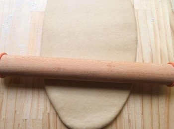 step7: 將麵糰用桿麵棍擀壓成長方形薄麵皮。