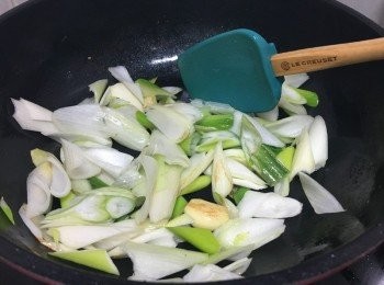 step2: 燒熱油鑊, 爆香薑片, 加入京蔥快炒, 香味突出 (不用炒至軟身 因為易熟)
