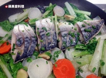 step4: 小白菜煮軟時，灑葱花和白胡椒即可。