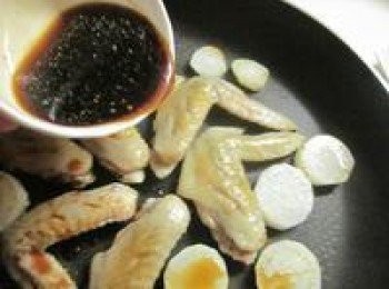 step4: 將<span class="group_2">醬汁</span>淋上轉小火蓋上鍋蓋,約紅焼10分鐘即可完成.*中途翻1~2次使<span class="group_2">醬汁</span>均勻附著在<span class="group_1">食材</span>上.