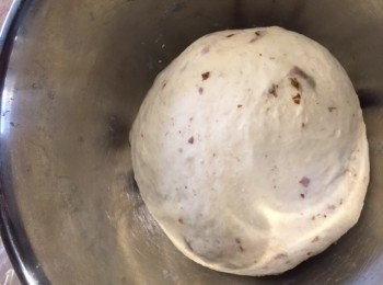 step1: 將全部材料加入攪勻再搓成光滑麵團(約10分鐘)
麵團包好進行第一次60分鐘發酵