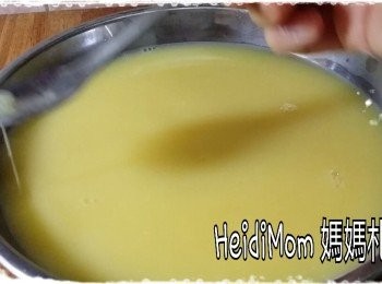 step5: 把攪勻的蛋液倒在碟上，用匙隔走泡泡。如要再滑一點，可用濾網過濾2次。