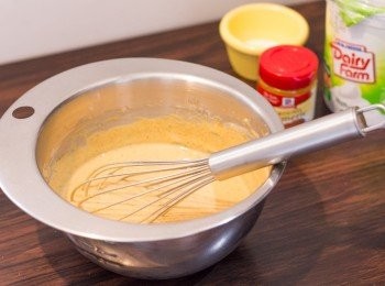 step1: 大碗內放入醃料（乳酪﹑鹽﹑黑椒碎﹑黃薑粉﹑甜紅椒粉及Garam Masala）拌勻