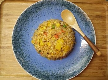 step4: 最後放入菠蘿粒炒勻即可。