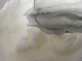 step4: 攪拌至图片状态，八九分发有小弯角，稱為“乾性發泡/硬性發泡”準用