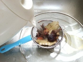 step2: 鴨腿出水期間將滷水料用熱水沖一沖洗