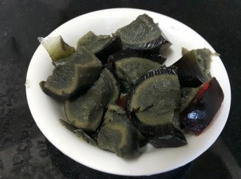 step5: 皮蛋，將皮蛋剪碎