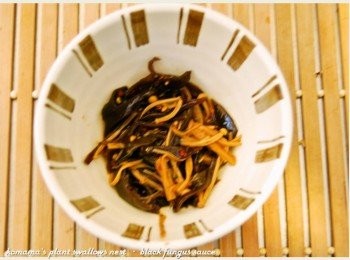 step3: 將紅椒麻辣黑菇醬直接夾放至碗中，並倒入些許麻辣醬汁。
