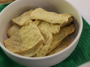 step7: 豆包用清水略沖洗，再擠出多餘水分，並用廚房紙略吸乾水分。

（我是用急凍豆包，需退冰後才容易剝起一塊塊。）