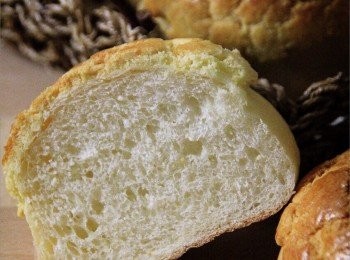 step2: 加入蛋黃, 篩入全部粉類拌混, 帶上膠手套搓至成糰, (粉糰不會黏得太緊, 較容易裂開), 揉成長條型, 用保鮮膜包緊放入雪柜普通格, 最少雪40分鐘, 如一次不能用完, 可包好放冰格冷凍, 最長可放一個月。