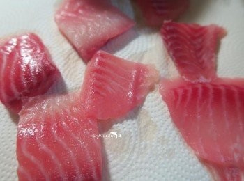 step1: 魚片切片.用紙巾吸乾血水