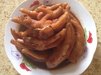 step4: 然後放入<a href="https://bit.ly/3kLFTWO" target="_blank" data-keyword="雞腳" class="guide-link"><strong>雞腳</strong></a> <span style="display:inline-block;vertical-align:middle;margin-top:-3px;color:initial;border-radius:3px;padding:2px 3px;font-size:12px;line-height:14px;background:#87d300;color:#fff;">即買</span> ，煮沸2分鐘後，改小火炆煮20分鐘關火。