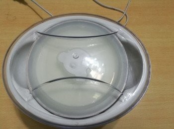 step4: 把牛奶放進機內，在主機中加入熱水。