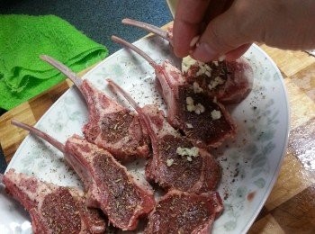 step5: 再兩邊平勻地灑上蒜蓉(可以搽完芥未醬才灑蒜蓉)