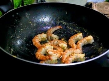 step5: 使用原鍋將去殼的蝦肉煎至半熟撈起備用