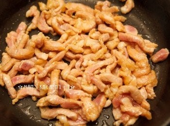 step3: 起油鍋，將豬肉絲下鍋炒至7分熟後起鍋備用。