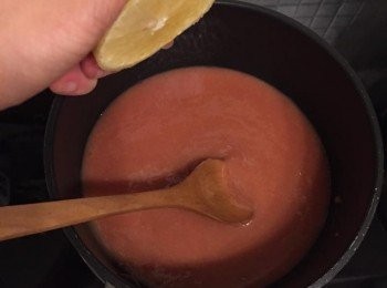 step4: 熱鍋慢火煮無花果汁，擠少許檸檬汁