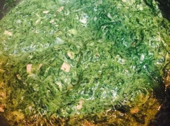 step4: 放入牛油煮溶，並加入忌廉和雞湯，煮滾即成焗蠔餡料。