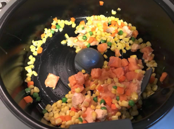 step3: 先炒粟米同雜菜。
三文魚切粒，加入機內炒。