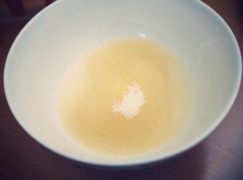 step3: 取3大匙蘋果汁倒入碗內~並加入吉利丁粉!! 微波20-30秒以溶解吉利丁粉~~ 微波取出後要攪拌均勻喔!!!