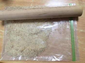 step2: 用麵粉棒將餅壓成餅碎，備用
