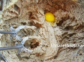 step2: 下蛋黃繼續拌打