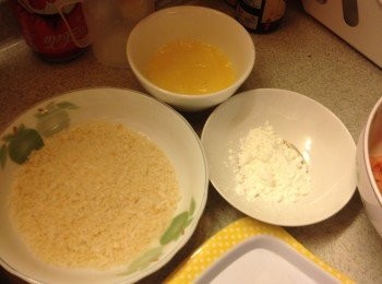 step4: 準備粟粉，麵包糠，雞蛋攪勻