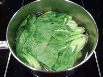 step3: 準備一個湯鍋,水滾後將青江菜汆燙至熟，