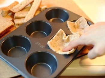 step3: 將麵包薄片放進焗模裡。