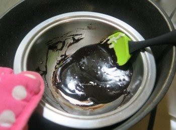 step3: 分次加入鮮奶油.攪拌成鏡面融化狀.起鍋前倒入白蘭地