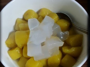 step11: 完成喇，即刻整個《蜂蜜地瓜圓》甜品比哥哥嘆下先~
1.將整好既地瓜圓好似煮湯丸甘煮熟(錄煲滾水，煲約5-8分鐘，地瓜圓浮面就ok)
2.將煮好的地瓜圓以冷食水過幾次冷河。(如不過冷河地瓜圓會痴埋一舊舊的)
3.加一匙蜂蜜和椰果即成。