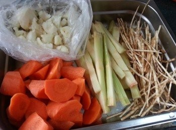 step2: 預備好各項材料:甘筍去皮切滾刀型,竹蔗切幼,切開一開4-6條,茅根切段