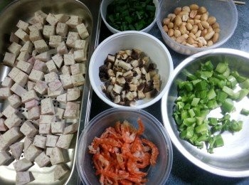 step2: 預備好所有料:冬菇浸軟切粒,蝦米浸軟,芥蘭框切粒,蔥切粒,潮州花生去皮