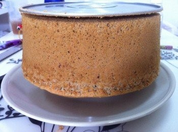 step6: 從烤箱取出拿出馬上倒扣，待冷即可脫模取出蛋糕。