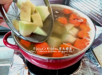 step9: 15分鐘後加入蜜瓜 , <a href="https://bit.ly/3kLFTWO" target="_blank" data-keyword="雞腳" class="guide-link"><strong>雞腳</strong></a> <span style="display:inline-block;vertical-align:middle;margin-top:-3px;color:initial;border-radius:3px;padding:2px 3px;font-size:12px;line-height:14px;background:#87d300;color:#fff;">即買</span> 拌勻用中火煲滾後轉慢火蓋上蓋煲1 1/2小時