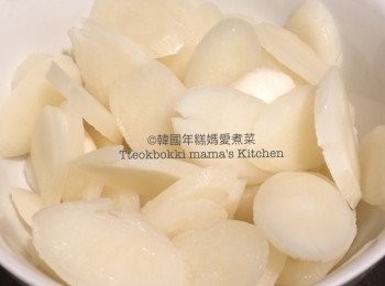 step3: 準備年糕湯主要材料:
將雪藏年糕片取出，用水浸一會。