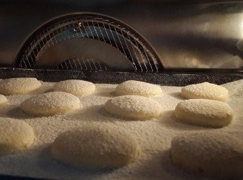 step5: 在用糖粉篩在表面上放入烤箱200-220度8-10分左右 若喜歡較酥口感可待烤好時在烤箱內悶3-5分即可