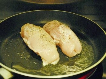 step7: 熱鑊後，下一湯匙油，小心放下雞捲，將封口的位置向下，煎一煎，在雞肉表面灑少許鹽及黑胡椒粉調味。然後轉一轉<a href="https://bit.ly/3EZL8dD" target="_blank" data-keyword="雞胸" class="guide-link"><strong>雞胸</strong></a> <span style="display:inline-block;vertical-align:middle;margin-top:-3px;color:initial;border-radius:3px;padding:2px 3px;font-size:12px;line-height:14px;background:#87d300;color:#fff;">即買</span> 再煎。煎約五分鐘，至雞肉表面上色（這可鎖住肉汁）