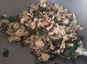 step2: 倒入黑麻油熱鍋，再把黑蒜頭和黑蒜皮爆香，等待香氣出來時再依序放入攪拌的蛋，看蛋液快成蛋形再快炒成散蛋，以最小火烘至呈金黃色 ;