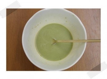 step2: 另外取3大匙熱水將它和抹茶粉攪拌均勻~ 攪拌至沒有粉狀^^