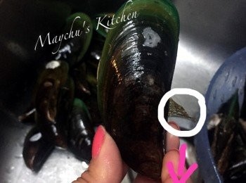 step1: 青口先用清水浸1小時，讓青口吐沙。切忌用暖水，用水喉凍水便可。將青口小心從水中取出，避免髒物再次流入殼中。然後用水喉一邊慢水沖，一邊清理青口邊的草，有需要可用牙刷將殼擦乾淨。浸水備用。