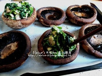 step11: 將菠菜餡料盛起放入大碗內 , 加入麵包糠 , 芝士碎拌勻後釀入大菇內