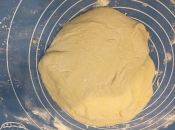 step1: 將所有以上材料放進麵包機製作麵糰約一小時，完成麵團製作後幾麵團取出。麵團會有些濕，我會用一些粉今麵團乾身一些。