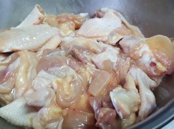 step1: 冰鮮雞斬去頭尾後洗淨，斬件，倒入<span class="group_3">雞<span class="group_4">調味料：</span></span>撈勻，30分鐘