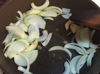 step1: 開中火，將洋蔥加 1 茶匙鹽炒至軟身
（牛肉井做法）