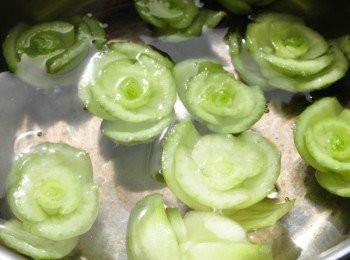 step3: 將蒂頭部份以滾水川燙撈起即可