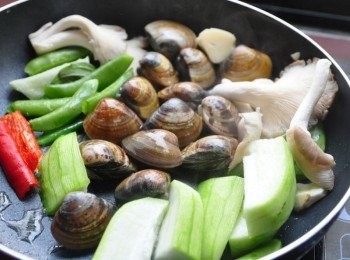 step2: 備2大匙橄欖油熱油，再將全部<span class="group_1">食材</span>(白蝦除外)下鍋拌炒約悶煮，並加入少許白酒