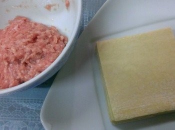 step1: 細絞肉剁出黏性加少許香油鹽胡椒和少許的水拌抣勻備用~餛飩皮上放少許的內閻~包成自己喜愛的形狀